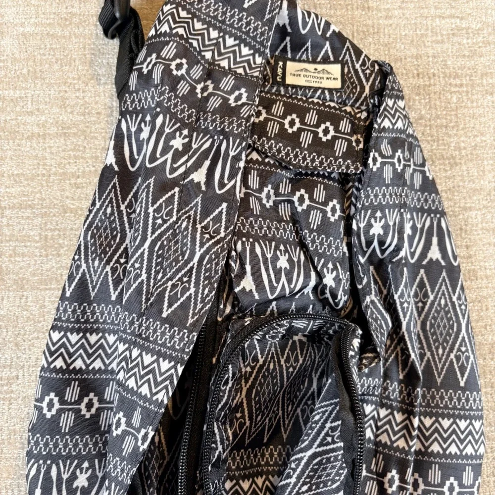 KAVU Rope Bag Black White Geometric Tribal Sling Backpack Crossbody Gorpcore